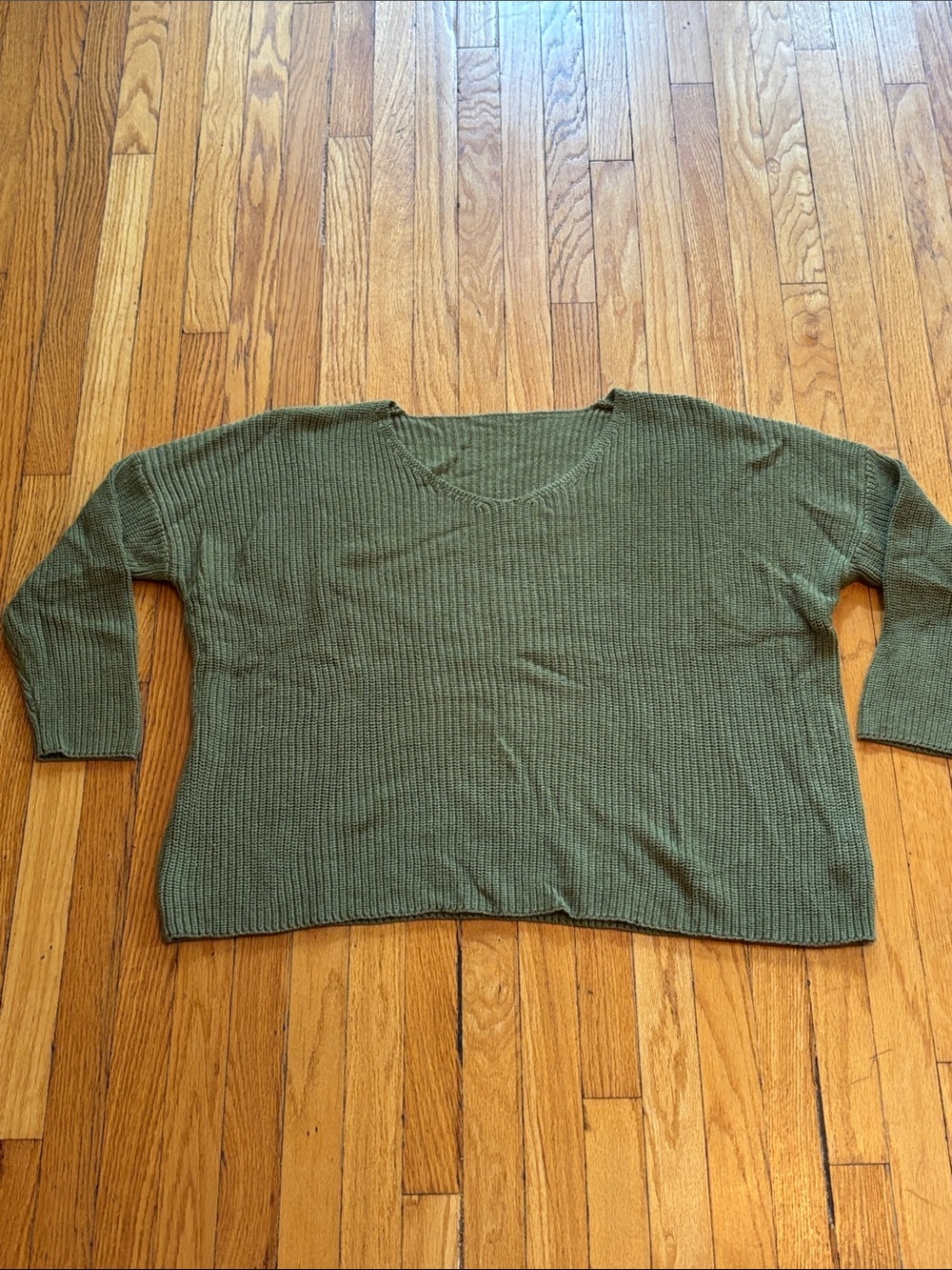 Slouchy Olive Green V-Neck Women's Sweater size medium dolman sleeves
